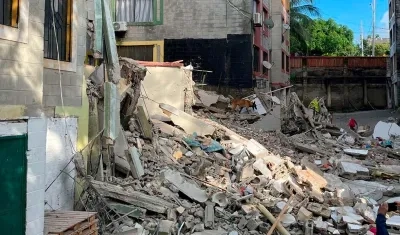 Torre del edificio Privilegios desplomada en Campo Alegre.