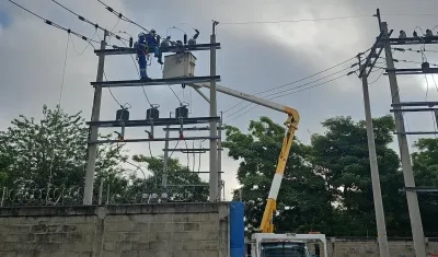 Operarios de Air-e realizan trabajos eléctricos. 