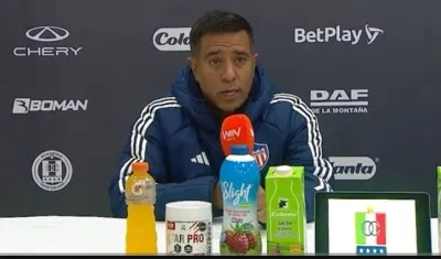 César Farías, técnico del Junior, en rueda de prensa en Manizales. 