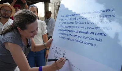 Ministra de Vivienda, Helga Rivas, durante la firma del convenio.