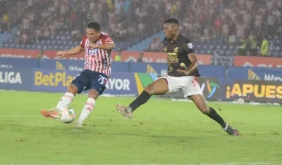 La exquisita definición de Carlos Bacca, luego de quitarse de encima la marca de Jeisson Palacios, defensa del América.