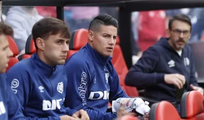 James Rodríguez en el banco de suplentes en el partido contra el Sevilla.