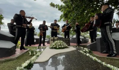 Serenata al Joe Arroyo donde reposan sus restos.