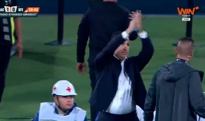 Efraín Juárez aplaude a la afición de Nacional tras ser expulsado.