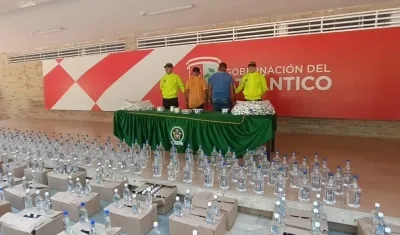 Licor adulterado incautado y personas capturadas.