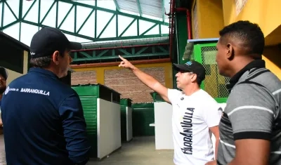 Alcalde Alejandro Char durante la visita de inspección en el mercado de Granos.