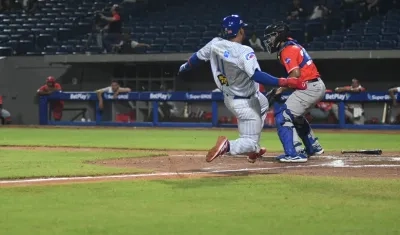Fabián Pertuz anota la primera carrera de Caimanes, en el primer inning. 