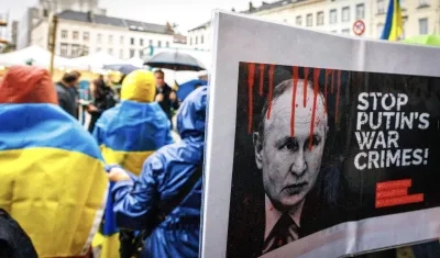 Una pancarta que representa al presidente ruso se exhibe durante una actuación de 'Go-to Ukrainian', una organización que aboga por los intereses de Ucrania.