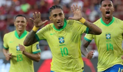 El delantero brasileño Raphinha celebra su gol contra Venezuela.