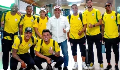 Dumek Turbay con varios jugadores del Real Cartagena. 