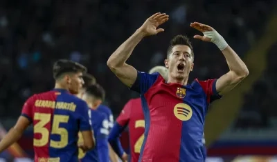 Robert Lewandowski celebra tras marcar de penalti el primer gol del Barcelona.