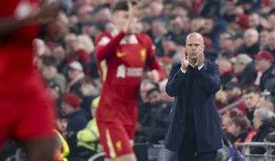 Arne Slot, entrenador del Liverpool, durante el partido contra el Bayer Leverkusen.