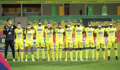 Los once jugadores del Bucaramanga con su boca tapada antes del juego contra Fortaleza.