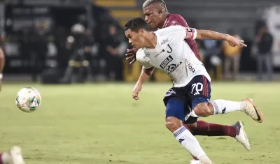 Carlos Bacca disputa la pelota con Marlon Torres.