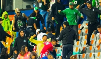 El enfrentamiento en las tribunas entre hinchas de Nacional y Junior.