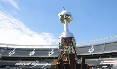 El trofeo de la Copa Libertadores en el escenario de la final, el Monumental de River Plate.