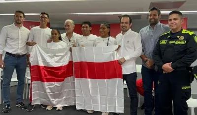 El gobernador Eduardo Verano con los deportistas abanderados para los Juegos Nacionales de la Juentud. 