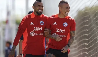 Arturo Vidal y Eduardo Vargas durante un entrenamiento de la selección chilena.  