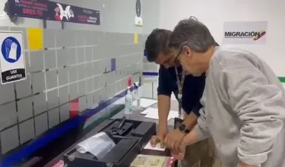 Fabio Ochoa, en proceso de identificación con personal de Migración.