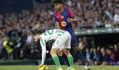 Isco Alarcón y Lamine Yamal durante los minutos finales del encuentro.