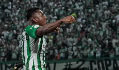Alfredo Morelos celebra tras marcar el tercer gol de Nacional. 