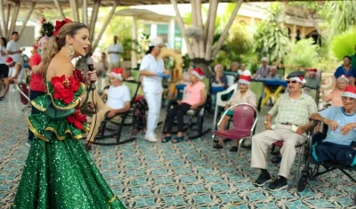 La soberana del Carnaval con los abuelitos del Centro San Camilo. 