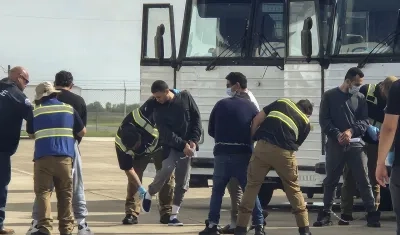Autoridades estadounidenses deportan a migrantes a sus países de origen.
