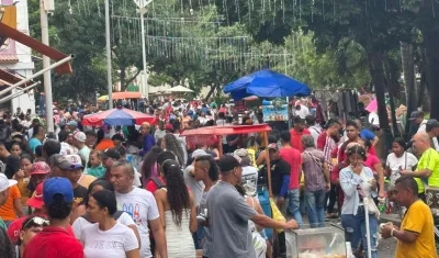 El comercio informal y formal se une en esta época del año.