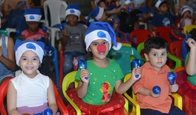 Niños y niñas disfrutaron un show navideño.