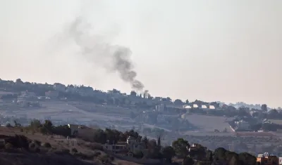 El humo se eleva tras ataque de Hizbulá a Israel en zona fronteriza.