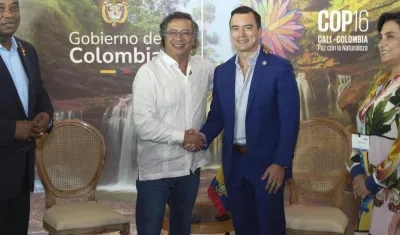 Gustavo Petro posando con el Presidente de Ecuador, Daniel Noboa.