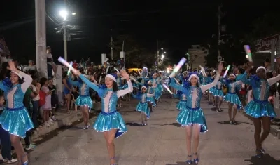 Varios grupos folclóricos acompañaron el desfile.