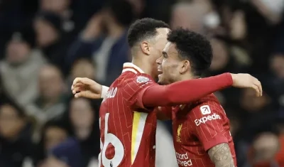 Luis Díaz celebrando junto a Alexander Arnold.