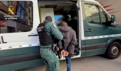 Uno de los capturados junto a autoridad de la Guardia Civil.