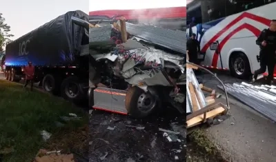 Aspecto de cómo quedaron los vehículos tras el accidente. 