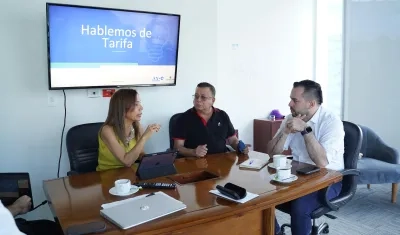 Los comisionados Fanny Guerrero y William Mercado con el agente interventor Edwin Palma.