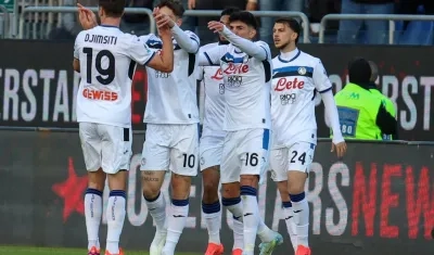 Jugadores de Atalanta celebrando el único gol del encuentro.