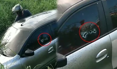 El vehículo registra los impactos de bala en uno de sus vidrios. 