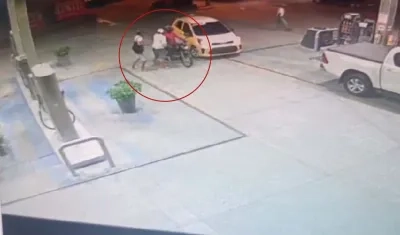 Momento en que tres de los ladrones emprenden la huida en una motocicleta. 