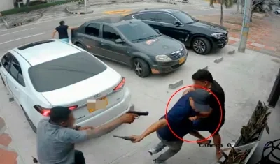 Momento en que se presentó el forcejeo en medio del atraco. 