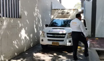 El CTI de la Fiscalía ingresando los dos cuerpos a Medicina Legal. 