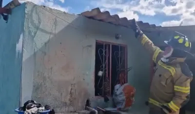 Miembros del Cuerpo de Bomberos de Cundinamarca mientras atendían la emergencia.