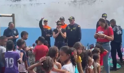 Entrega de regalos a niños y niñas de Isla Salamanca. 