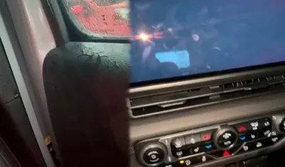 El agua entrando al carro y la pantalla dañada.