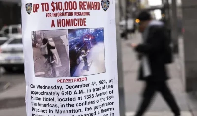 Cartel de "Se busca" en Nueva York cerca del lugar donde asesinaron a Brian Thompson.