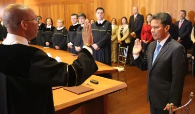 Posesión del magistrado Juan José Urbina ante la Corte Suprema. 