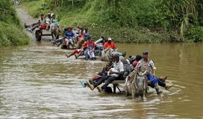 Migrantes pasando la selva del Darién.