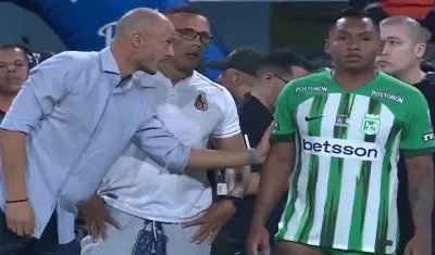 Momento en el que David González se le acerca a Alfredo Morelos.