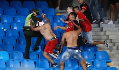 Hinchas del América atacan a un policía.