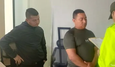 Dos de los policías judicializados. 